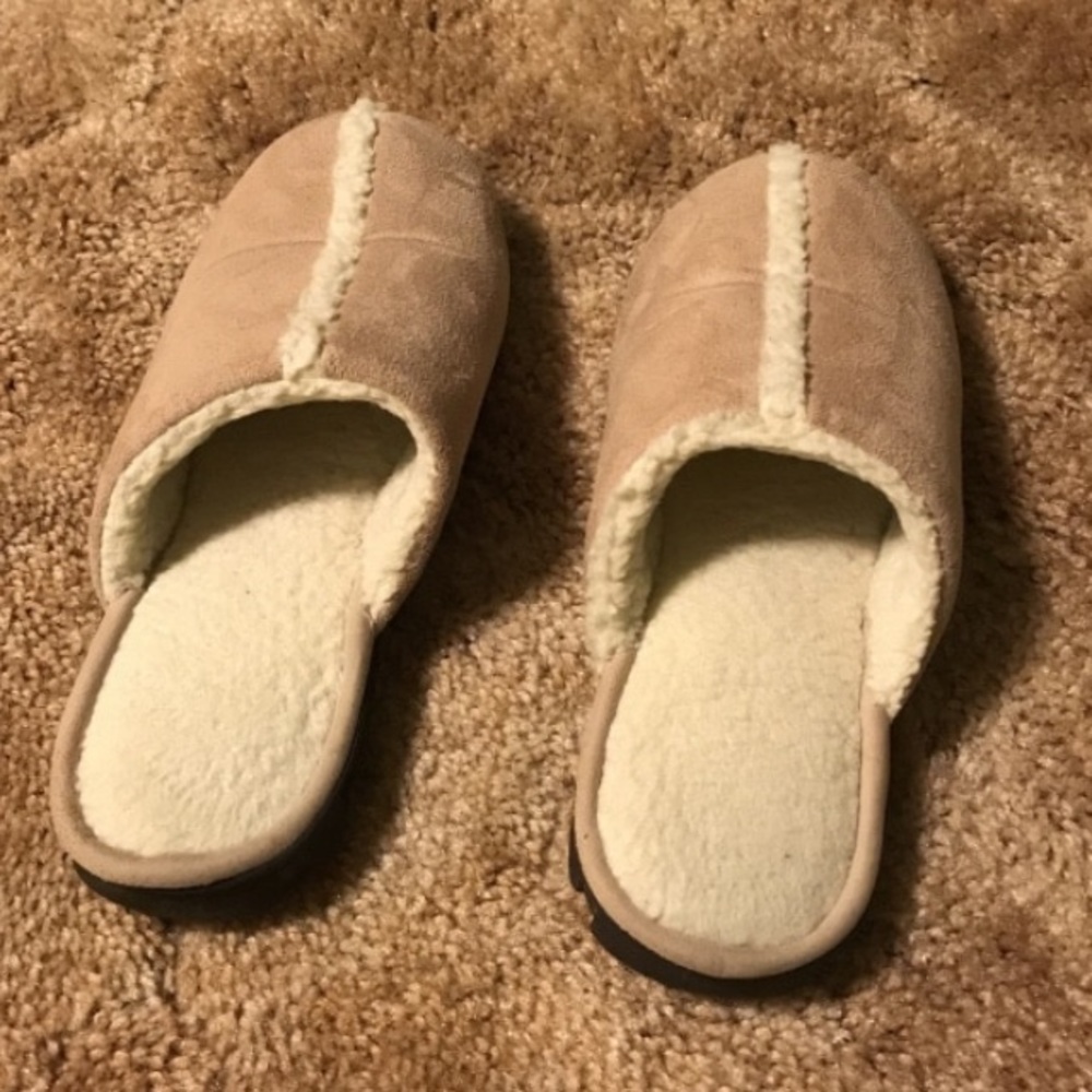 EUC Women’s Cabernet Slippers